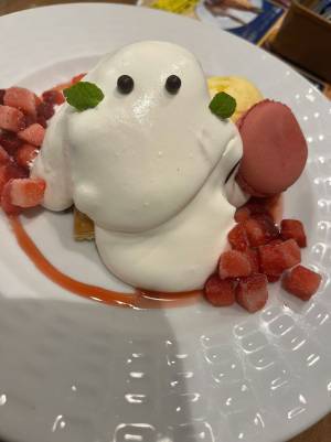 店員「許してください…！」　メニューと違いすぎるケーキの写真３枚に笑う