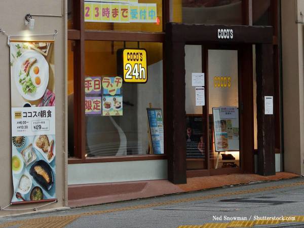 店員「許してください…！」　メニューと違いすぎるケーキの写真３枚に笑う