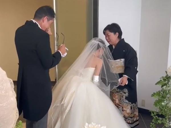 娘の結婚式で父親が涙　歩けなくなった姿に「電車で泣いた」「ええ両親や」