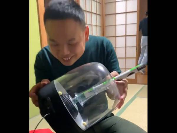 赤ちゃんがスピーカーにボーロを入れちゃった！　ネットの解決法に「天才的」「すげえ！」