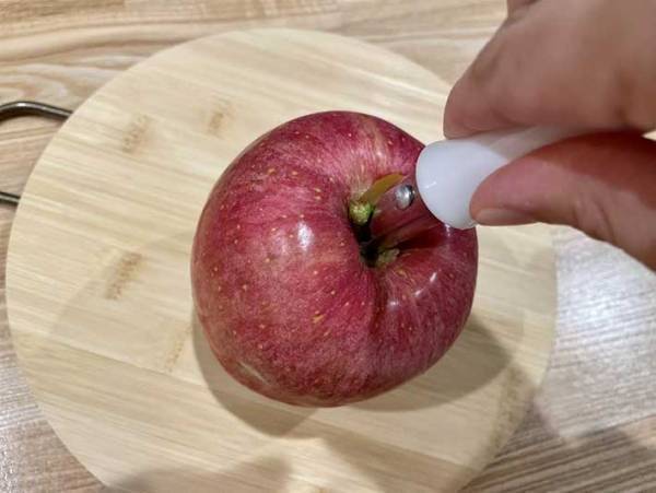 ダイソーにあった！　りんごのカットが楽になるキッチングッズ