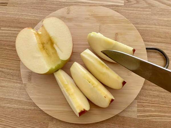 ダイソーにあった！　りんごのカットが楽になるキッチングッズ