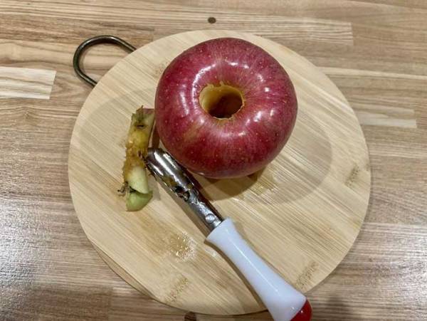 ダイソーにあった！　りんごのカットが楽になるキッチングッズ