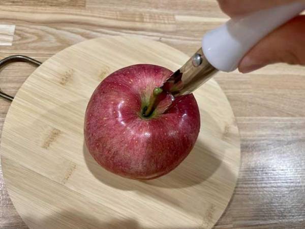 ダイソーにあった！　りんごのカットが楽になるキッチングッズ