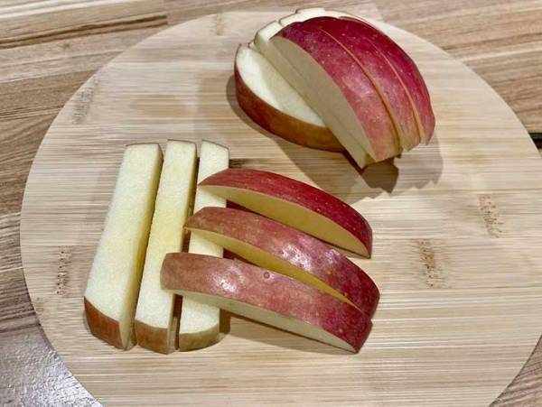 ダイソーにあった！　りんごのカットが楽になるキッチングッズ