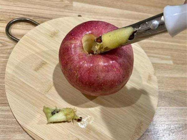 ダイソーにあった！　りんごのカットが楽になるキッチングッズ