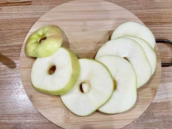 ダイソーにあった！　りんごのカットが楽になるキッチングッズ