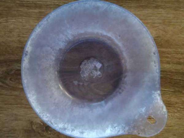 これは驚き！　ダイソーの『やわらか コゲとりスポンジ』は洗剤ナシで、ここまで落ちる