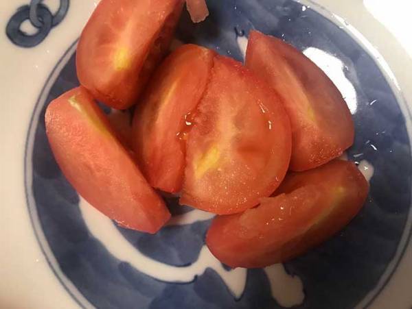サラダを作るときにおすすめ！　中から汁が出てこないトマトの切り方