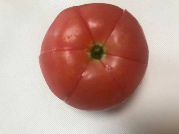 サラダを作るときにおすすめ！　中から汁が出てこないトマトの切り方