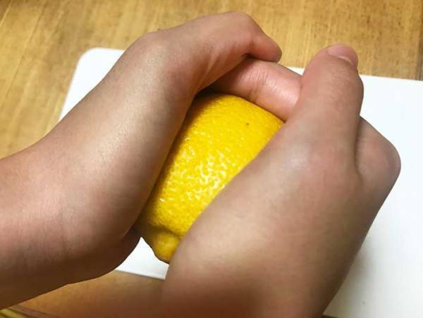 「レモンを絞るのって意外と面倒…」　爪楊枝だけでラクに絞れる方法があった！