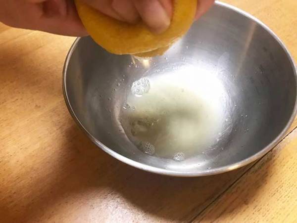 「レモンを絞るのって意外と面倒…」　爪楊枝だけでラクに絞れる方法があった！