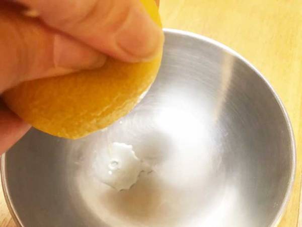 「レモンを絞るのって意外と面倒…」　爪楊枝だけでラクに絞れる方法があった！