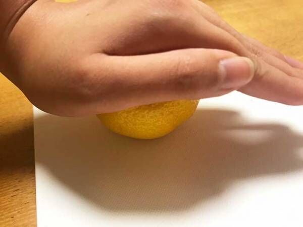 「レモンを絞るのって意外と面倒…」　爪楊枝だけでラクに絞れる方法があった！