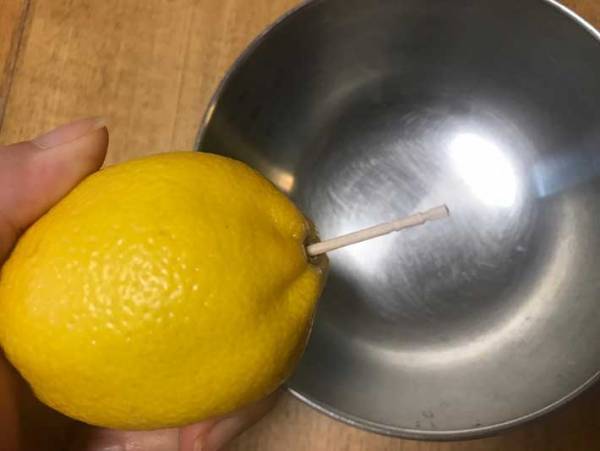 「レモンを絞るのって意外と面倒…」　爪楊枝だけでラクに絞れる方法があった！