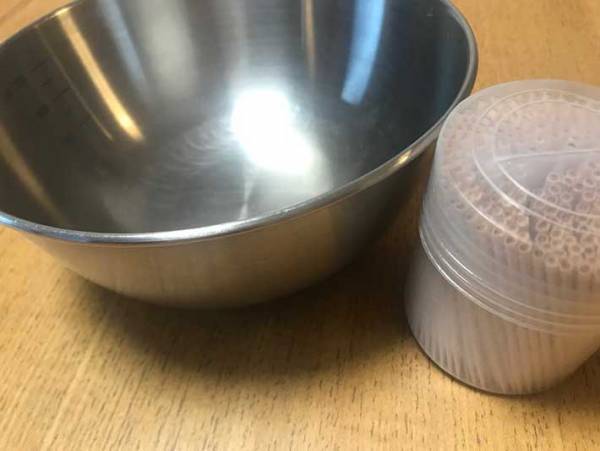 「レモンを絞るのって意外と面倒…」　爪楊枝だけでラクに絞れる方法があった！