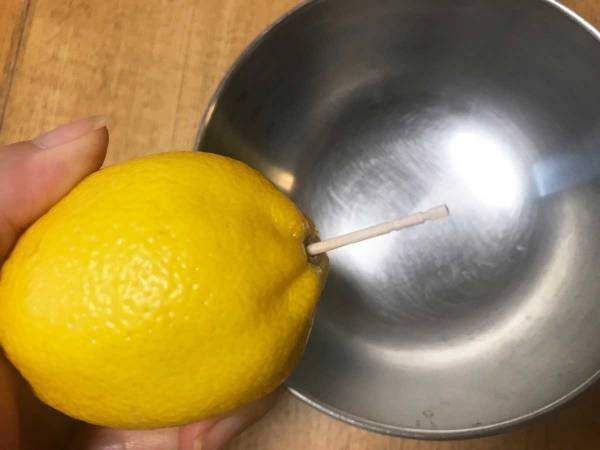 「レモンを絞るのって意外と面倒…」　爪楊枝だけでラクに絞れる方法があった！