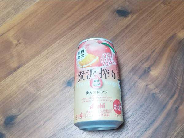 たまには甘いチューハイを！　『アサヒ 贅沢搾り 期間限定 桃＆オレンジ』を飲んでみた