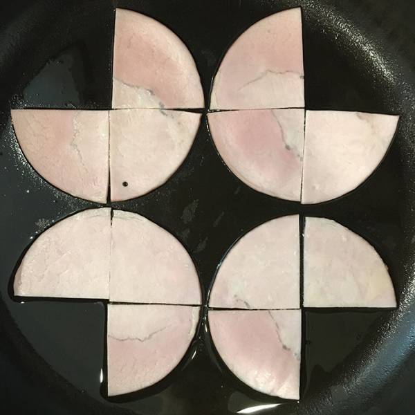 『３枚のハムで、４人のハムエッグを作る方法』に驚愕！　「天才の発想」「感動した」