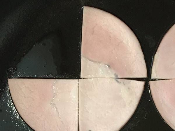 『３枚のハムで、４人のハムエッグを作る方法』に驚愕！　「天才の発想」「感動した」