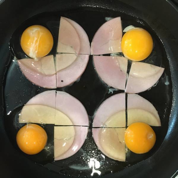 『３枚のハムで、４人のハムエッグを作る方法』に驚愕！　「天才の発想」「感動した」