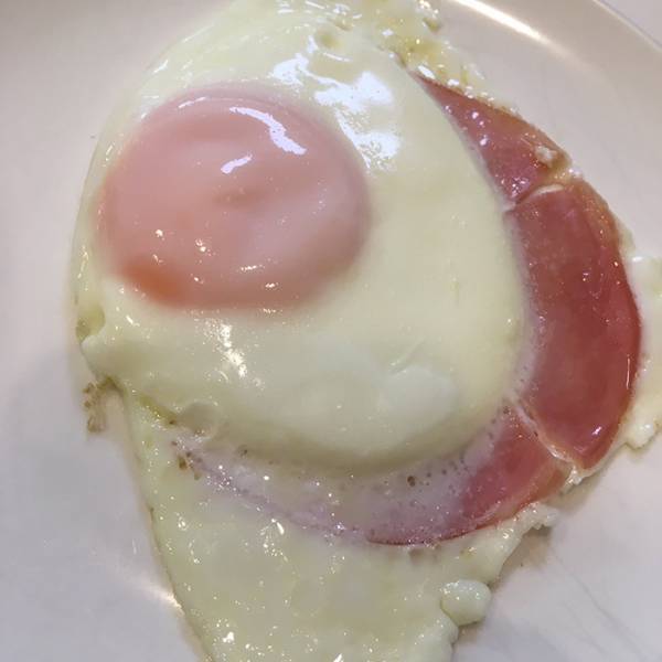 『３枚のハムで、４人のハムエッグを作る方法』に驚愕！　「天才の発想」「感動した」