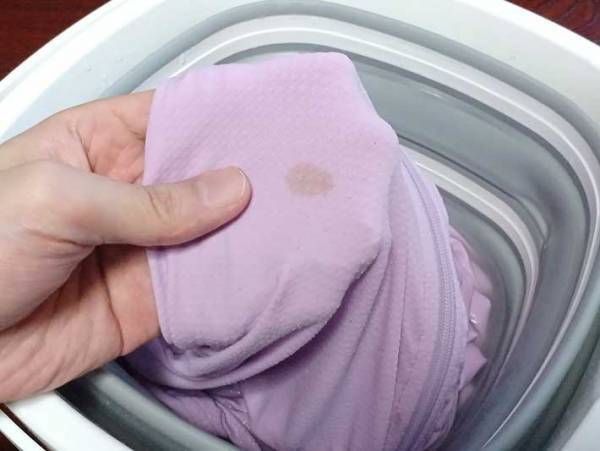 服についたガンコな醬油のシミ　いつもは捨ててしまう『アレ』を使うと？