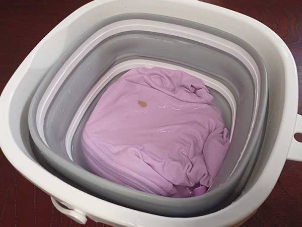 服についたガンコな醬油のシミ　いつもは捨ててしまう『アレ』を使うと？