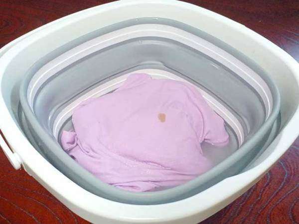 服についたガンコな醬油のシミ　いつもは捨ててしまう『アレ』を使うと？