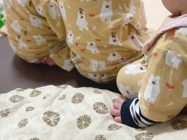 三つ子が就寝前大人しいと思ったら…？　光景に「絵本の世界観！」