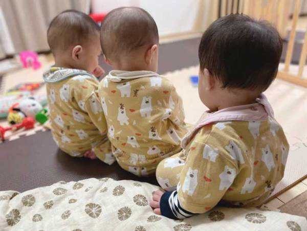 三つ子が就寝前大人しいと思ったら…？　光景に「絵本の世界観！」