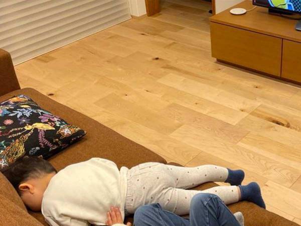 「テレビを見て踊っていた２歳児の電池が切れた」　母親が公開した写真に、ニッコリ