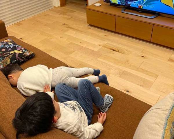 「テレビを見て踊っていた２歳児の電池が切れた」　母親が公開した写真に、ニッコリ