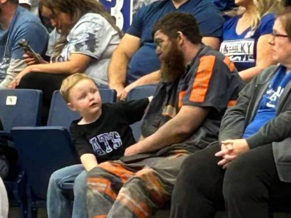 父親の鑑！　真っ黒に汚れた顔で、試合を観戦する男性の姿に「心に響いた」