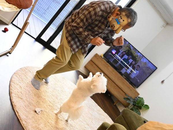 嬉しそうに立ち上がる犬　見つめる先にいるのは、飼い主ではなく…？