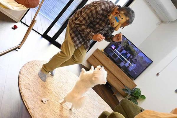 嬉しそうに立ち上がる犬　見つめる先にいるのは、飼い主ではなく…？