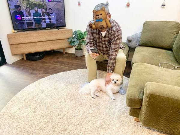 嬉しそうに立ち上がる犬　見つめる先にいるのは、飼い主ではなく…？