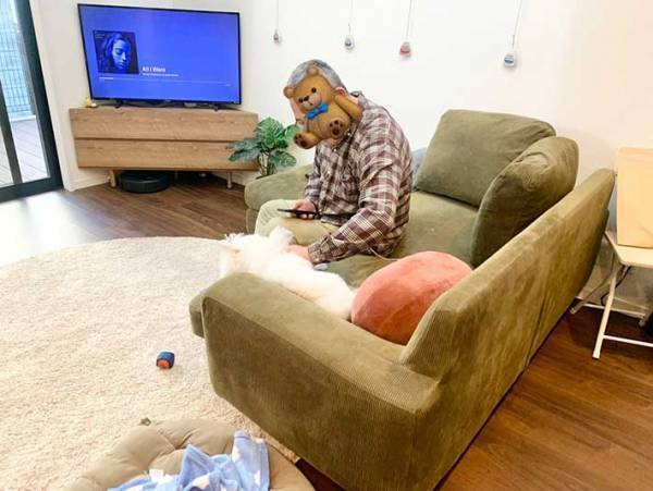 嬉しそうに立ち上がる犬　見つめる先にいるのは、飼い主ではなく…？