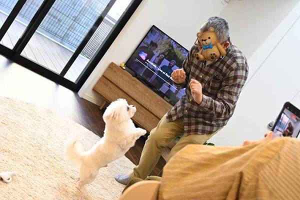 嬉しそうに立ち上がる犬　見つめる先にいるのは、飼い主ではなく…？