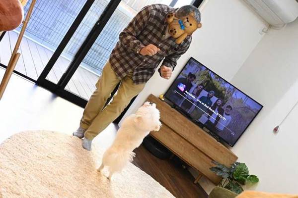 嬉しそうに立ち上がる犬　見つめる先にいるのは、飼い主ではなく…？