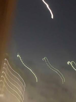 皆既月食を撮影したつもりが、撮れた１枚に「巨大な寄生虫かな？」