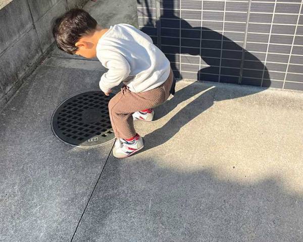 マンホールを見て急に止まった２歳児　理由が、かわいすぎた