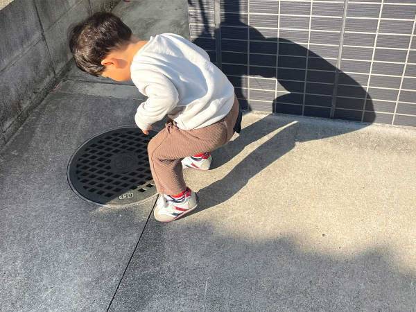 マンホールを見て急に止まった２歳児　理由が、かわいすぎた