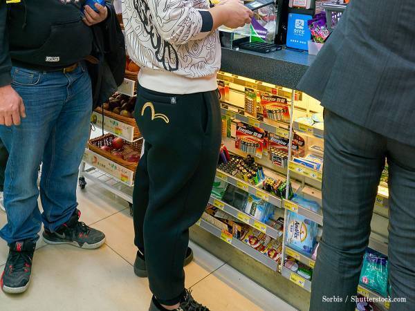 コンビニのレジで『小銭』を一枚ずつ出す障がい者　すると強面の男性が後ろから…