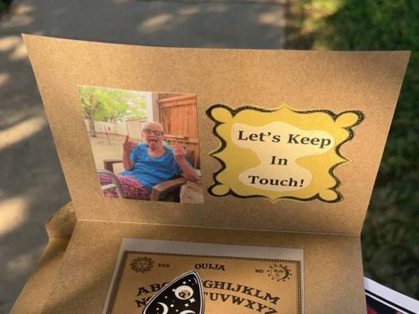 ８１歳のおばあさんのお葬式で、参列者が爆笑！　「レジェンドだ」「マネしたい」