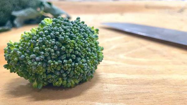 ブロッコリーは手で割く！　まな板を汚さない方法に「これが正解か！」