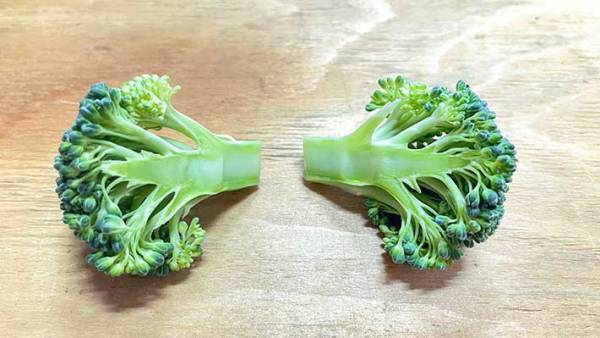 ブロッコリーは手で割く！　まな板を汚さない方法に「これが正解か！」
