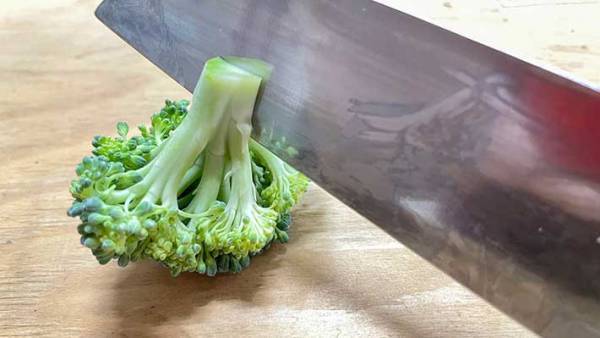 ブロッコリーは手で割く！　まな板を汚さない方法に「これが正解か！」