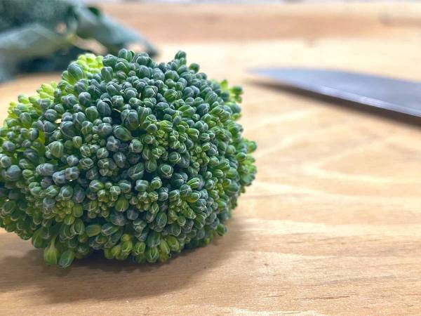 ブロッコリーは手で割く！　まな板を汚さない方法に「これが正解か！」