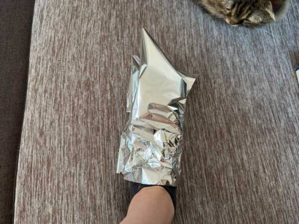 単に重ね履きをするよりも？　警視庁が推奨したやり方に「これはいい！」